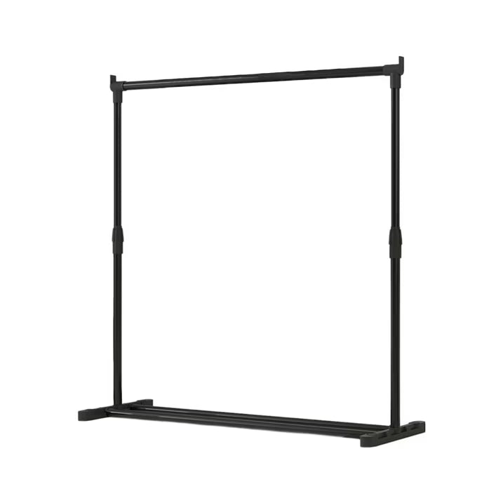 Perchero de pie con zapatera inferior Melanie — estructura negra, 58 × 120 cm.