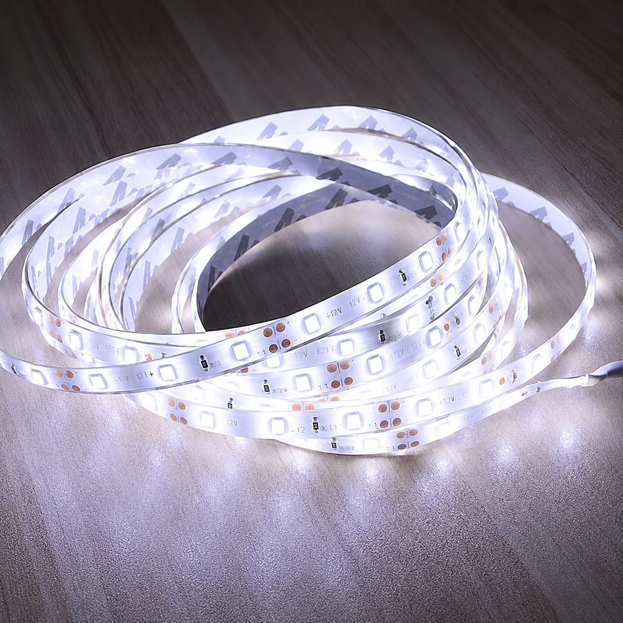 Tira LED USB con sensor de barrido de mano Lea — brillo ajustable, blanca o cálida, 2-4 metros.