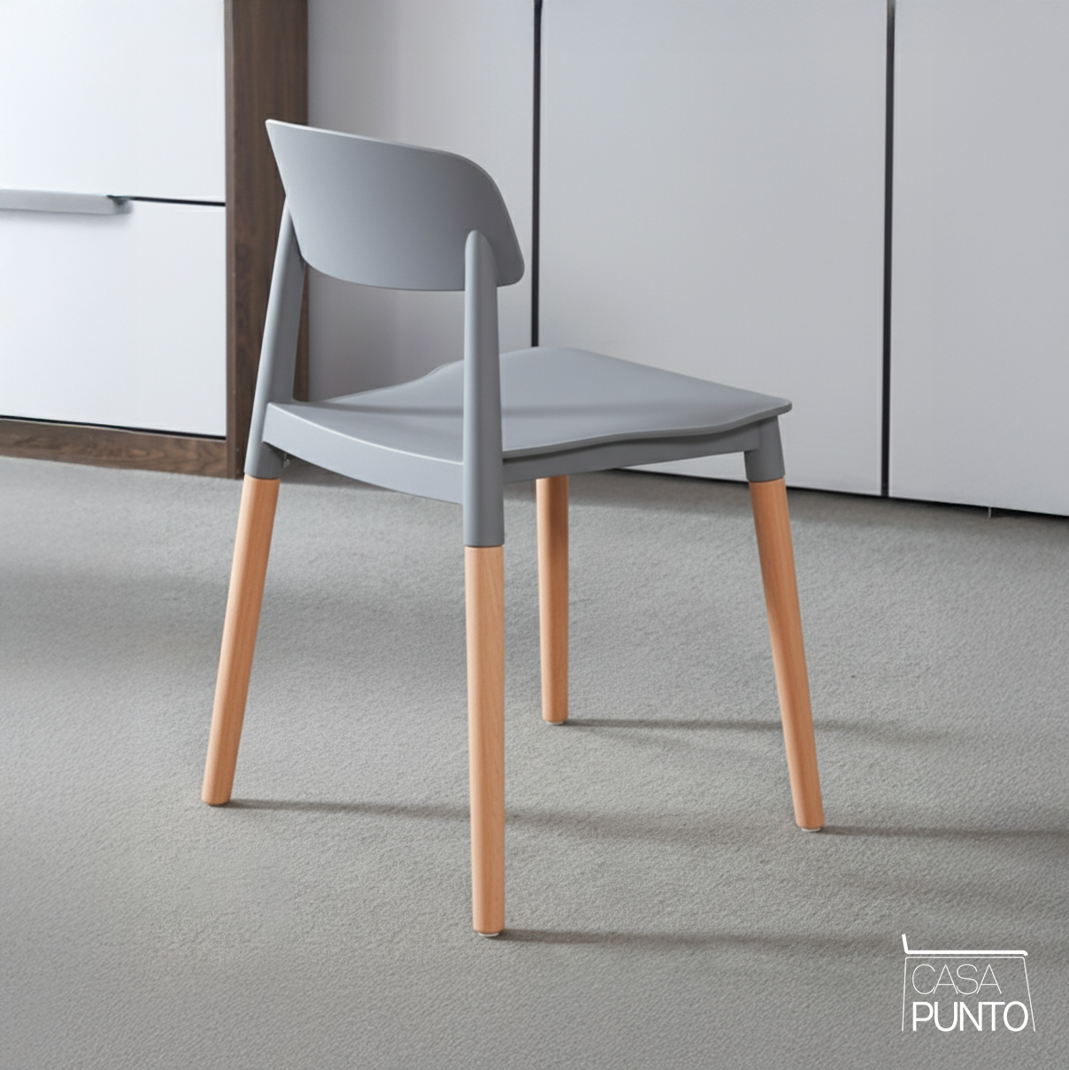 Silla de comedor Sigrid con patas de madera