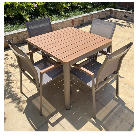 Conjunto de Exterior Roni – Mesa Rectangular 160x90 cm, Polywood Natural, 4 Sillas Textilene Gris