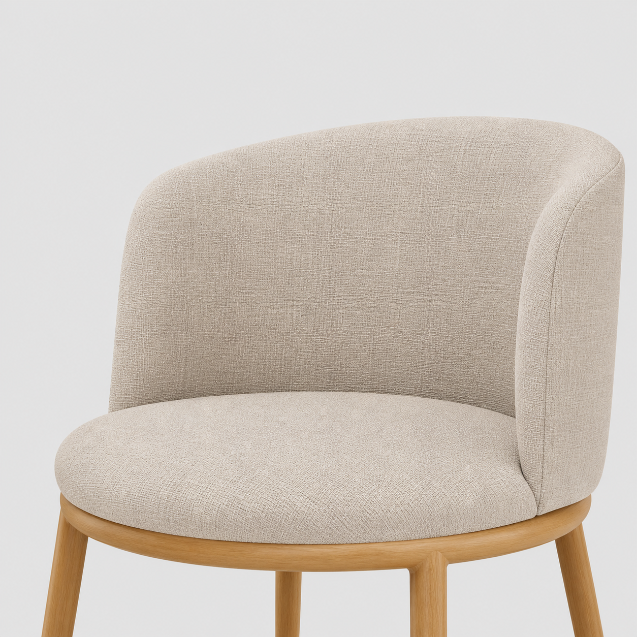 Conjunto Mariano | Mesa Redonda + 2 Sillas Tipo Bucket | Madera Clara y Tapizado Beige