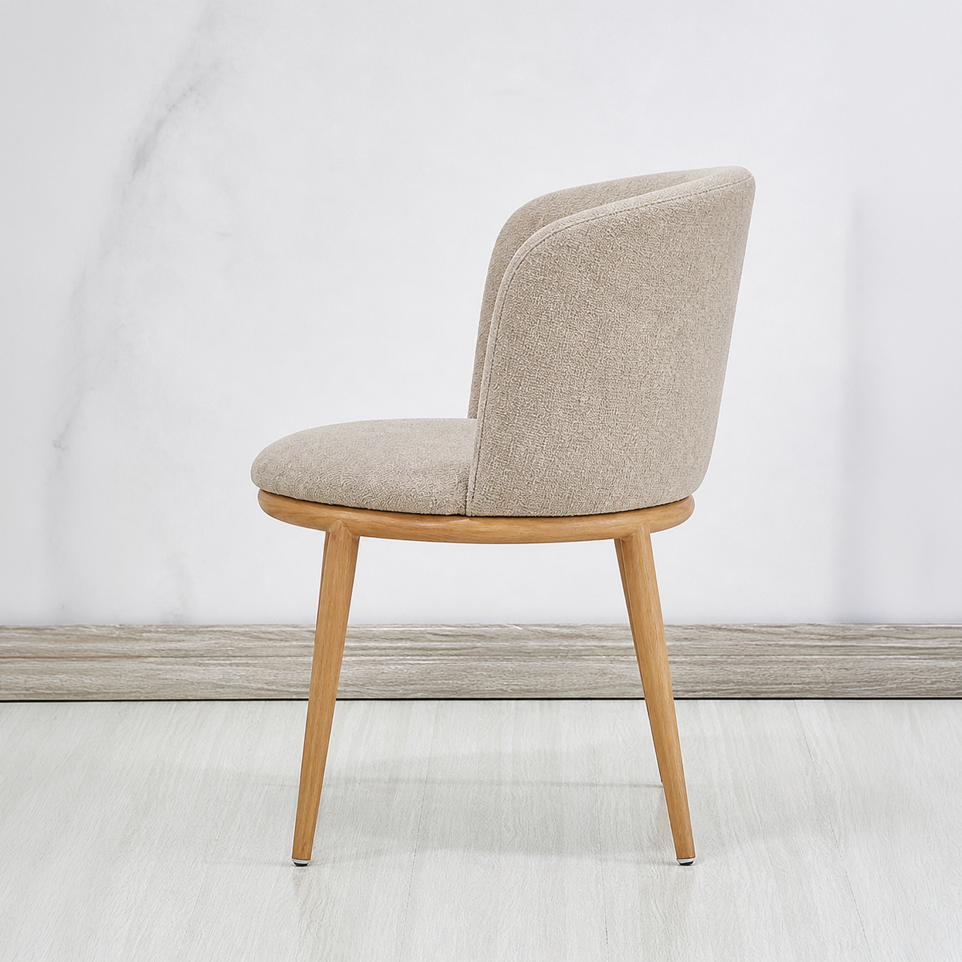 Conjunto Mariano | Mesa Redonda + 2 Sillas Tipo Bucket | Madera Clara y Tapizado Beige