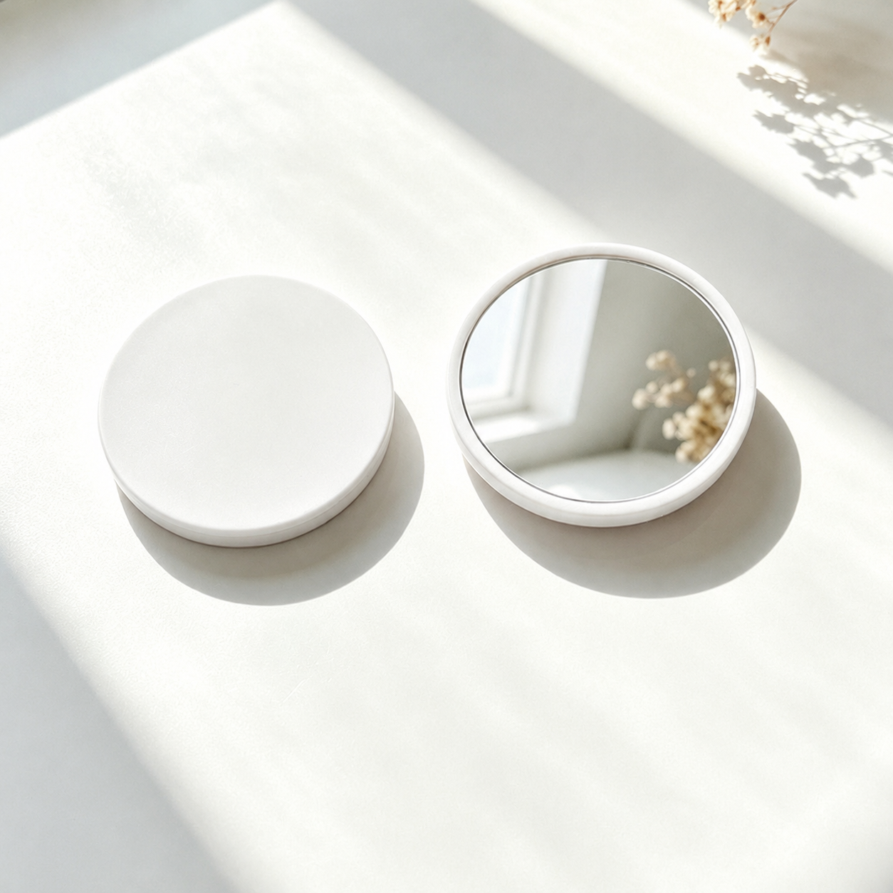 Portable round compact mirror