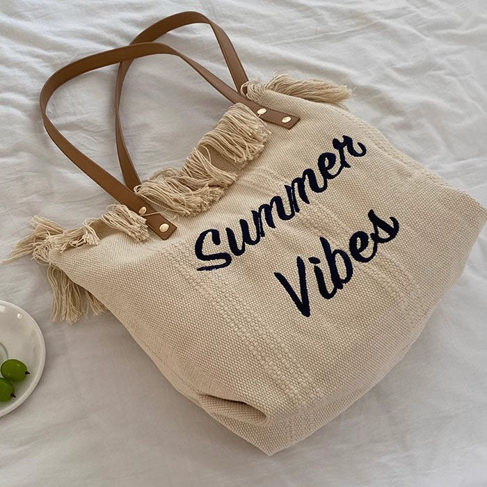 Bolso Tote Summer Vibes OCHO – Tela Tejida, Flecos, Asas De Cuero, 31x19x33 cm, 4 Colores