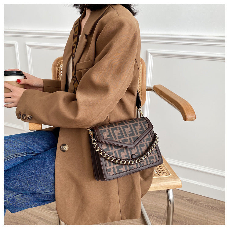 Bolso Bandolera Tipo Sobre Keri – Patrón Monograma, Cadena Dorada, Correa Ancha, 2 Colores
