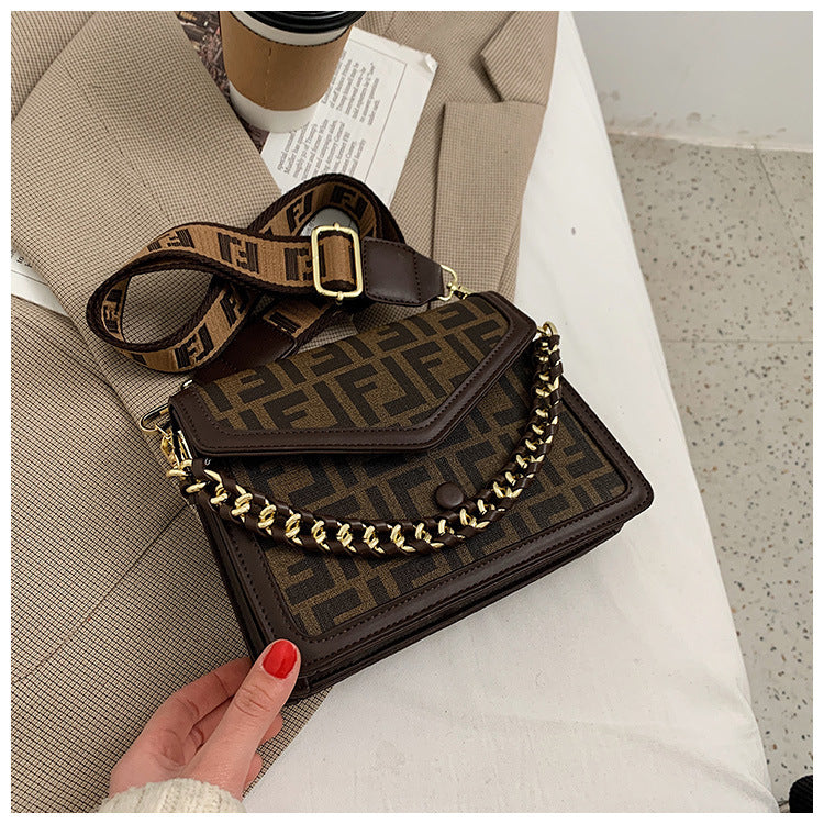Bolso Bandolera Tipo Sobre Keri – Patrón Monograma, Cadena Dorada, Correa Ancha, 2 Colores