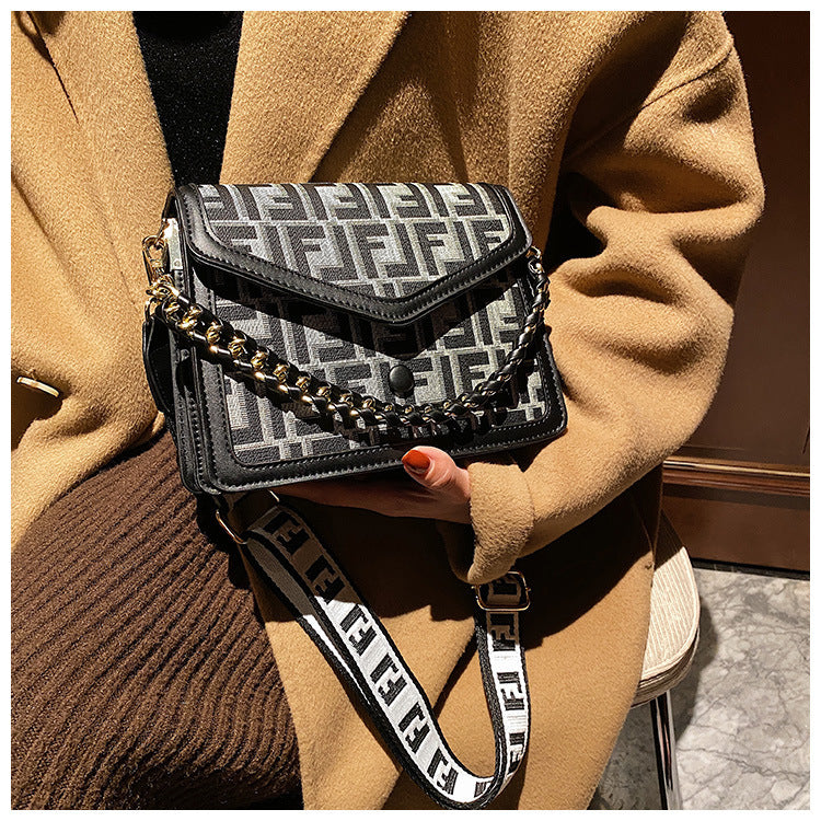 Bolso Bandolera Tipo Sobre Keri – Patrón Monograma, Cadena Dorada, Correa Ancha, 2 Colores