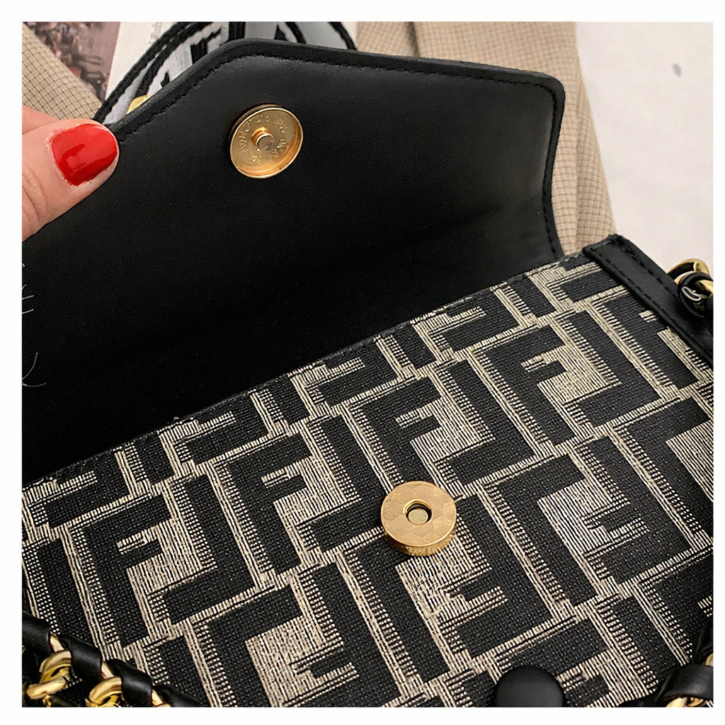 Bolso Bandolera Tipo Sobre Keri – Patrón Monograma, Cadena Dorada, Correa Ancha, 2 Colores