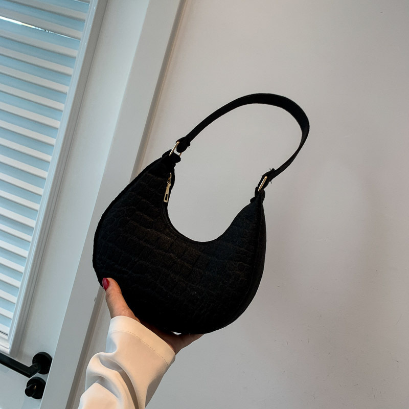 Bolsa hobo media luna acolchada Cinthia — estilo minimalista tendencia