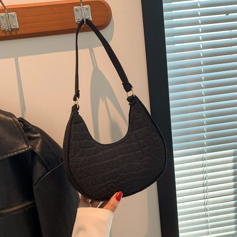 Bolsa hobo media luna acolchada Cinthia — estilo minimalista tendencia